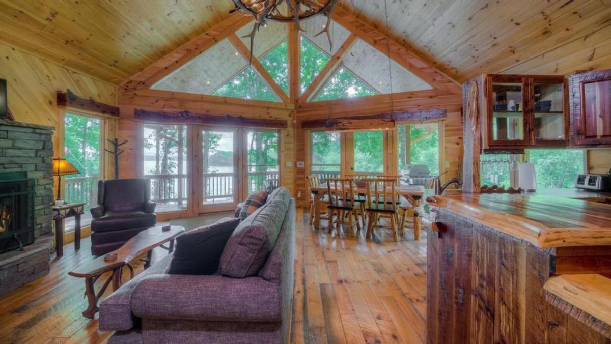 Popular attractions Area Nearby Property